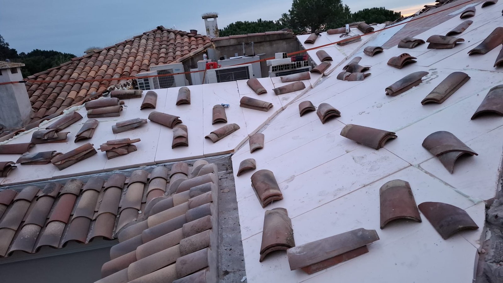 Trabajos de reparación en cubierta de tejas